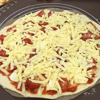 手作りピザ生地とトマトソース